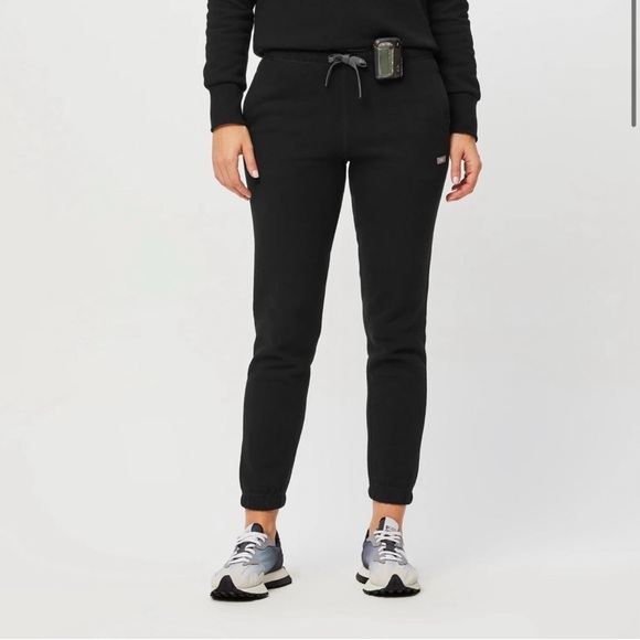 FIGS Women's Black Joggers - Picture 1 of 5